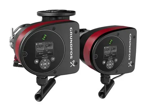 Zwei Grundfos Umwälzpumpen mit digitalen Anzeigen und Bedienelementen. Eine Pumpe zeigt den Betriebsmodus und Werte an, während die andere ähnliche Merkmale aufweist.
